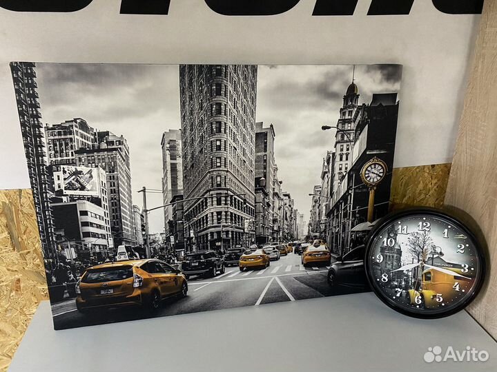 Часы и картина