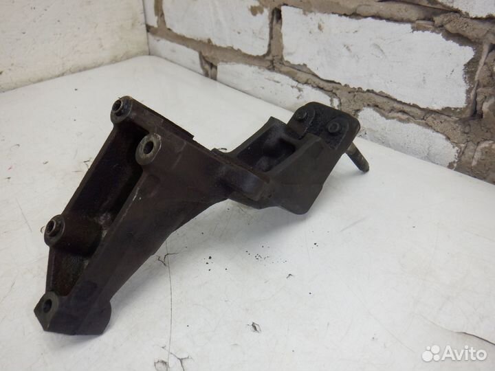 Кронштейн двигателя Mazda Tribute