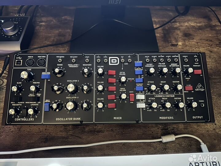 Аналоговый синтезатор Behringer Model-D
