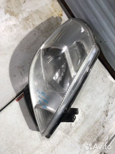 Фара правая Nissan Tiida