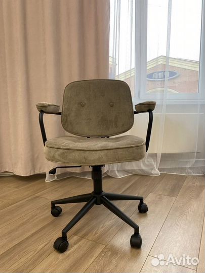 Стул крутящийся на колесиках офисный велюр с подло