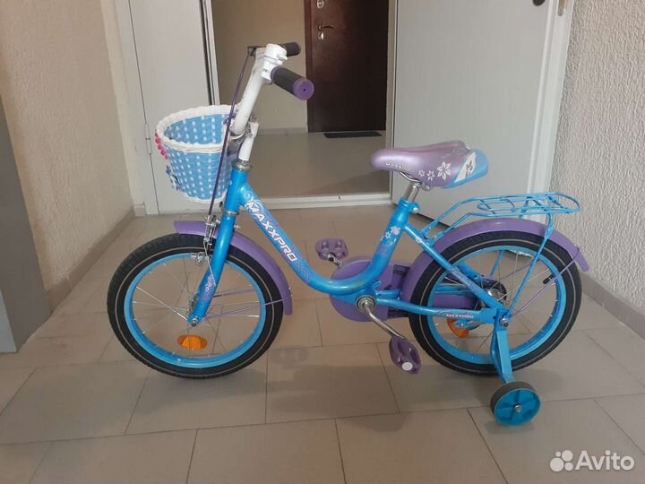 Детский велосипед с боковыми колесами