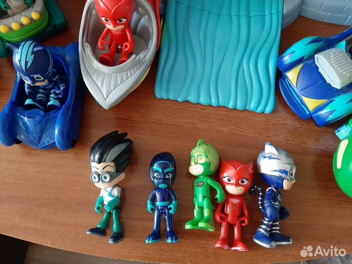 Герои в масках:база,машинки,герои