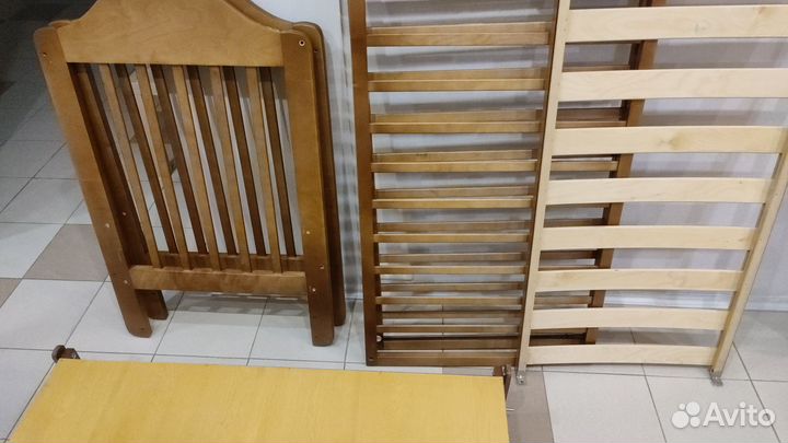 Детская кроватка с маятником и ящиком