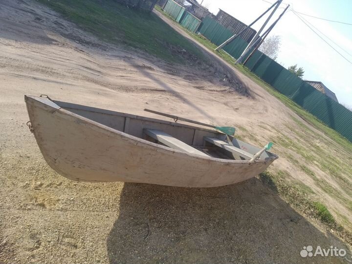 Лодка весельная