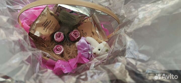 Подарочный набор в корзинке со свечками и чаем