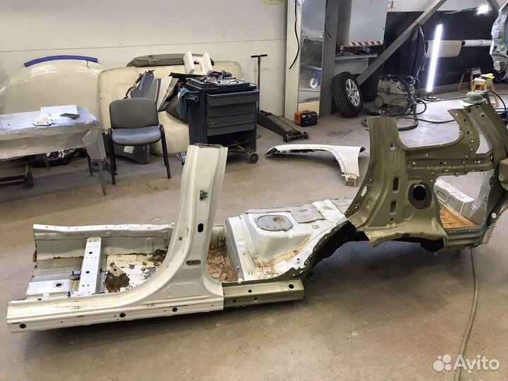 Стойка средняя левая Mitsubishi Outlander 3