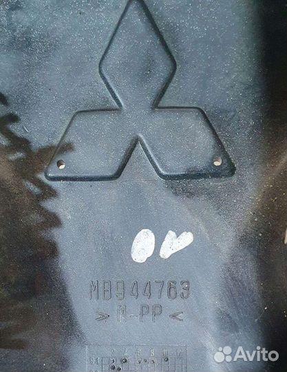 Решетка радиатора Mitsubishi Carisma Дорестайлинг