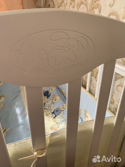 Детская кроватка с маятником