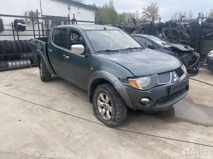 Mitsubishi l200 капот