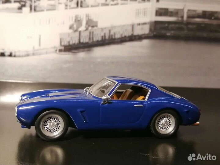 Модель автомобиля Ferrari 1/43