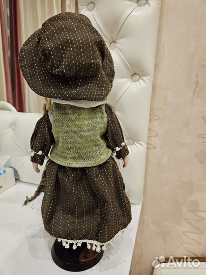 Кукла фарфоровая на подставке