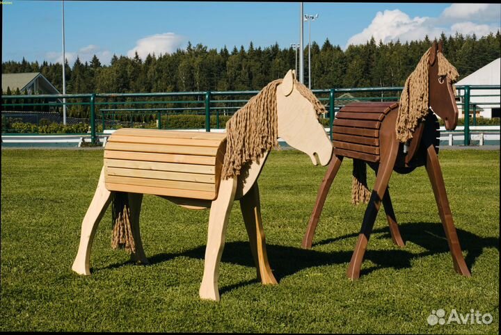 Деревянные лошадки разных размеров. Игры для детей