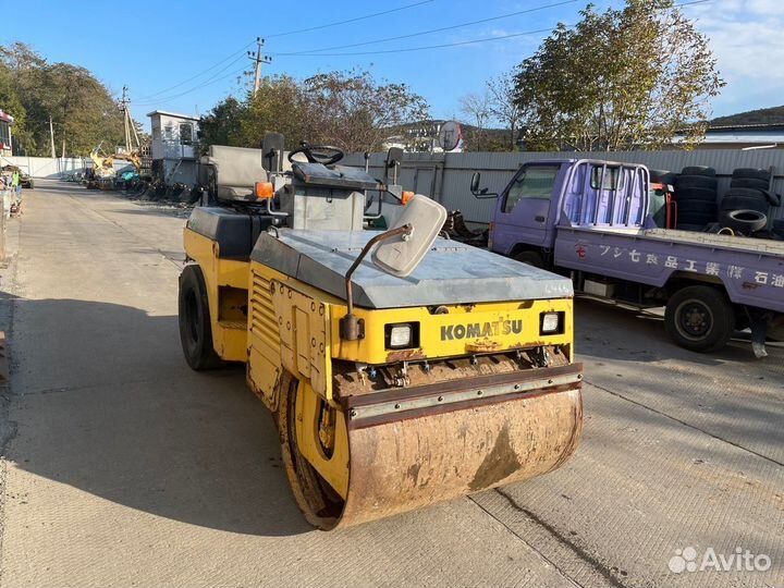 В разборе Коматсу Komatsu катки