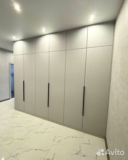 Современный распашной шкаф