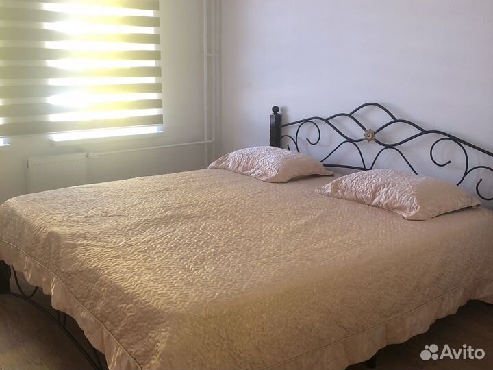 Покрывало на кроватьс наволочками