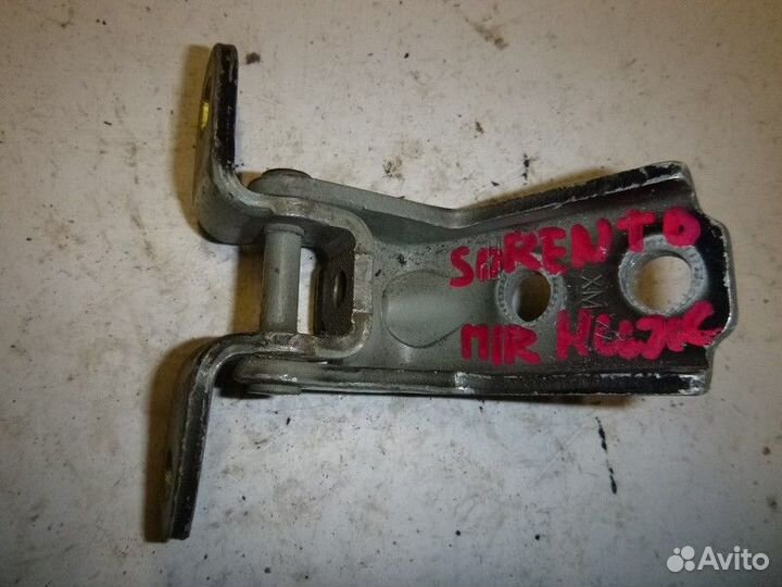 Петля двери передней левой нижняя KIA sorento 2009