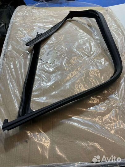 Направляющая стекла Volkswagen Tiguan 2009-2013