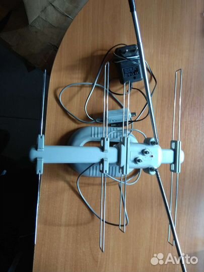 Антенна комнатная с усилителем универсальная