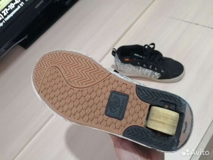 Heelys (кроссовки на колёсиках)