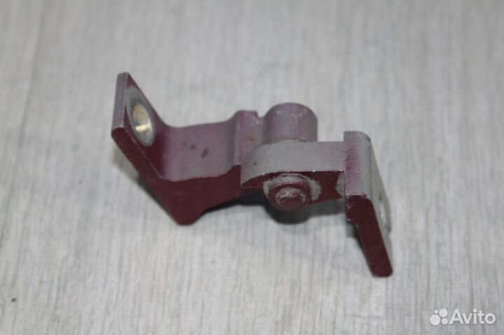 Петля правой двери VW Polo-Jetta Skoda Rapid