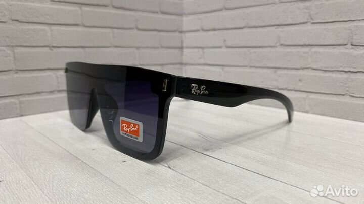 Солнцезащитные очки разных брендов