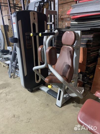 Сгибание ног лежа, тренажеры