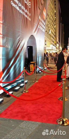 Красная ковровая дорожка и золотые столбики