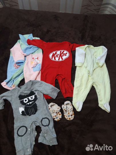 Вещи пакетои на мальчика