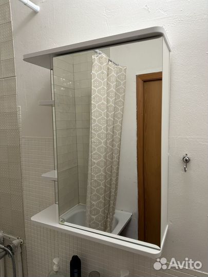 Зеркало со шкафчиком в ванную