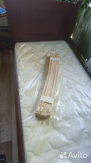 Кровать односпальная с матрасом