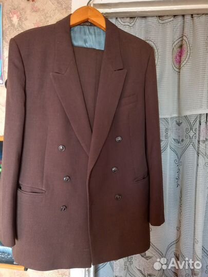 Продаю костюмы