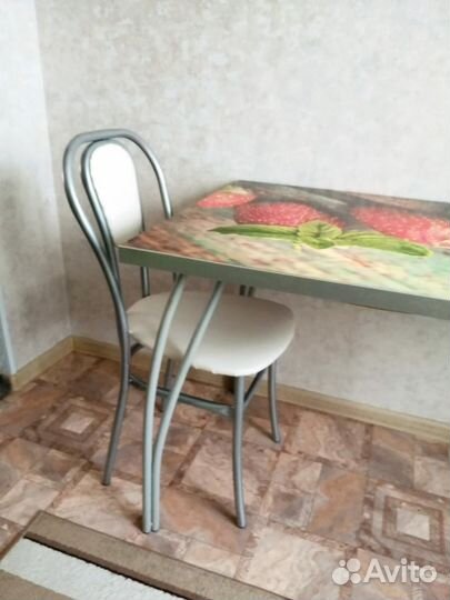 Продам кухонный стол б/у в отличном состоянии