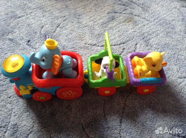 Паровозик Disney большой с фигурками звуками все д