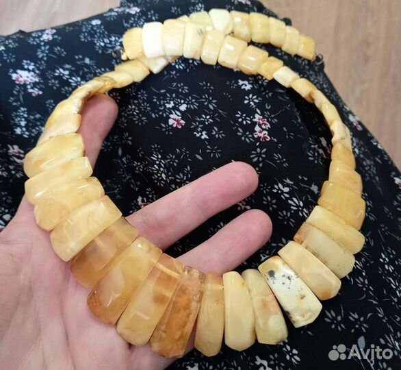 Комплекты и колье из королевского белого янтаря