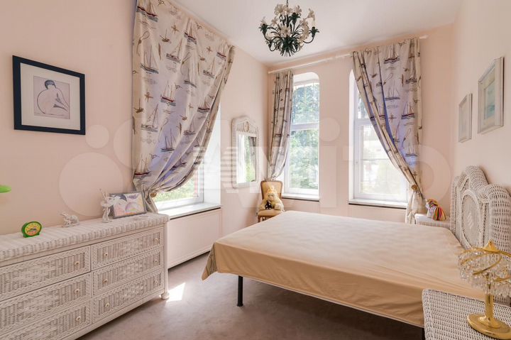 Дом 742,6 м² на участке 32,2 сот.