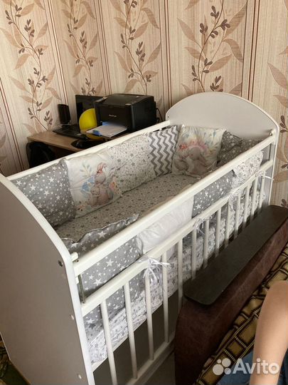 Детская кроватка с маятником