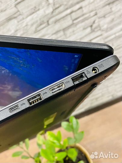 Большой ноутбук Asus с гарантием