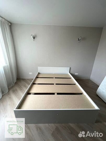 Кровать с прочным основанием