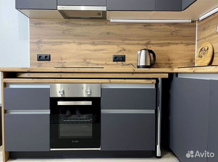 Кухонный гарнитур в современном стиле на заказ