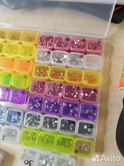 Стразы разных цветов и размеров