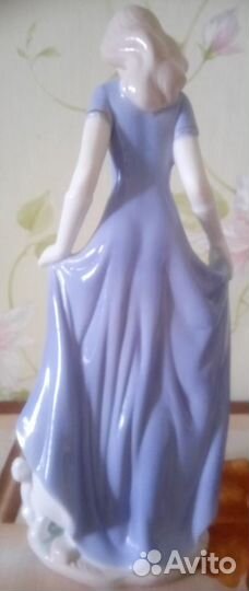 Статуэтка фарфоровая 