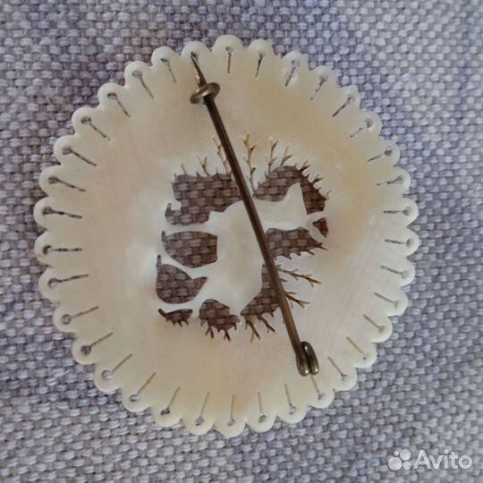 Брошь из кости