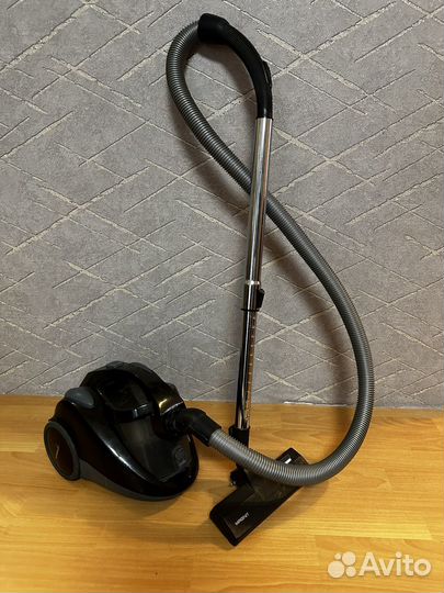 Пылесос Magnit RMV-1636 на запчасти