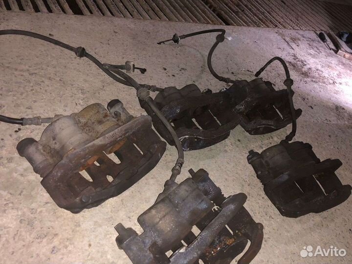 Суппорт передний левый на мерседес 639