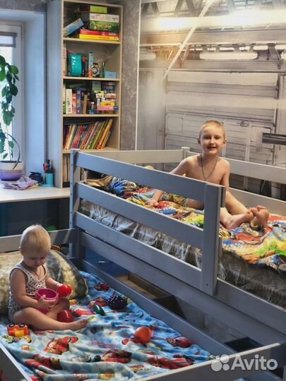 Выдвижная двухъярусная кровать из массива