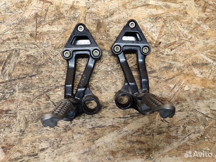 Zzr1100 90-92 задние подножки с кронштейнами