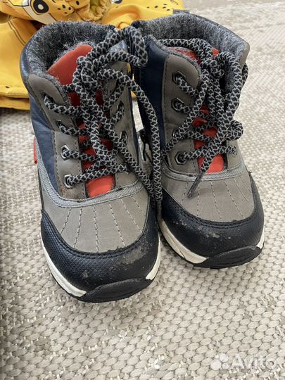 Демисезонный костюм 110 и ботинки