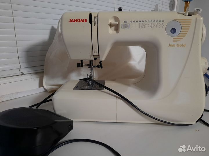 Швейная машина Janome
