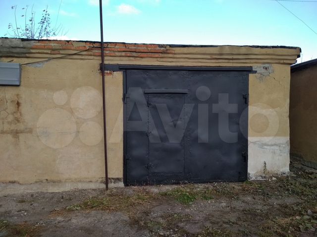 Гараж железный 4х6. Гаражный кооператив из металлических гаражей. Гараж гск. Металлический гараж на две машины зеленый. Гаражный кооператив гараж с погребом.